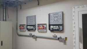 inversores e strings box em processo de instalação